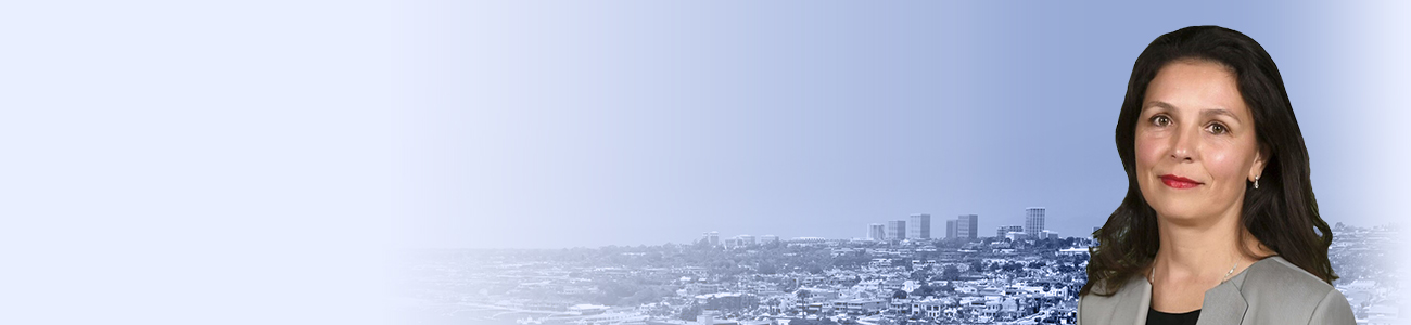 Баннер с портретом Оксаны Ван Рой, адвоката в США, на фоне города в Орандж Каунти