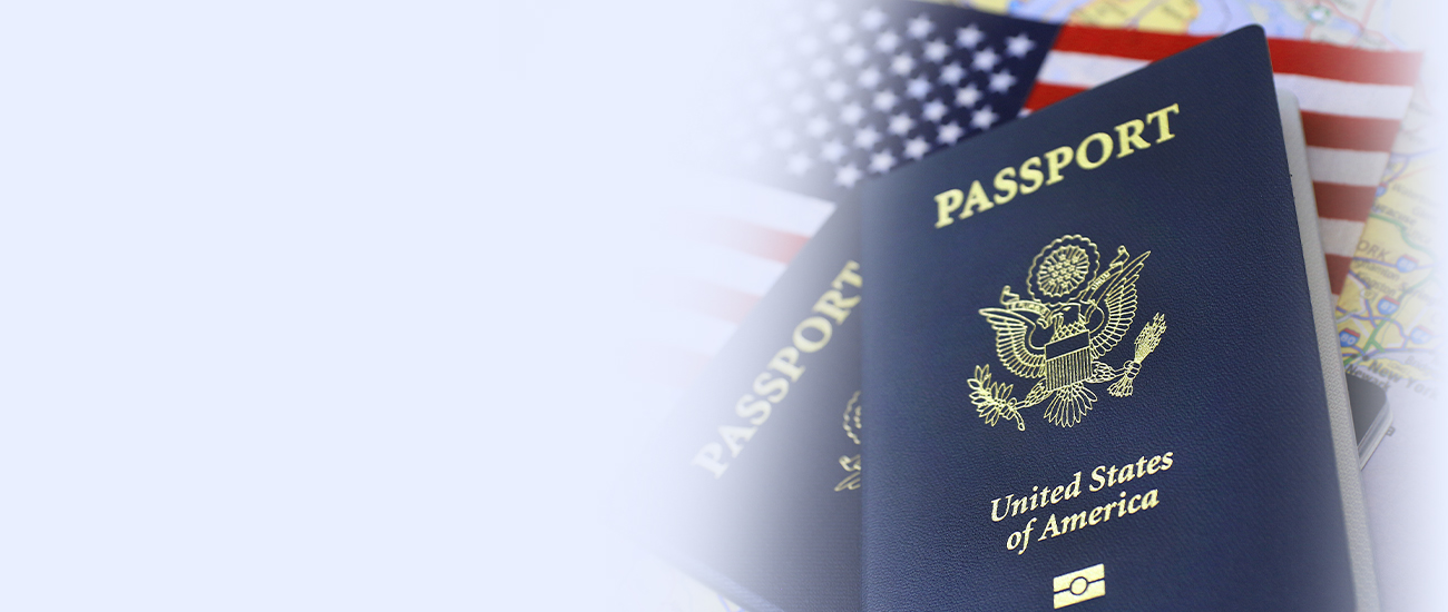 Баннер с изображением двух паспортов США и американского флага, символизирующий юридическую помощь по вопросам иммиграции и гражданства США.