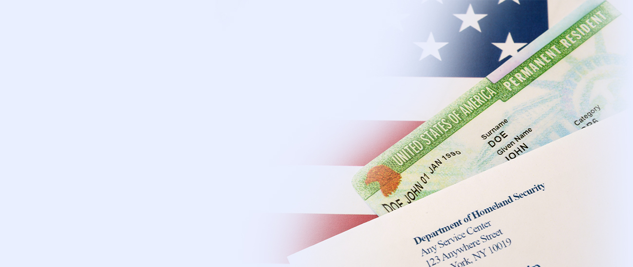 Баннер с изображением гринкарты и флага США, представляющий услуги адвоката по вопросам гринкарт и виз в США
