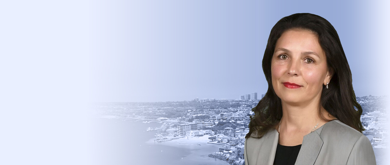 Портрет Оксаны Ван Рой, адвоката в Калифорнии, на фоне Ньюпорт Бич и океана